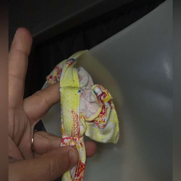 Torrid blouse size 3 yellow and multi color ruffle on shoulder good condition - Picture 5 of 7